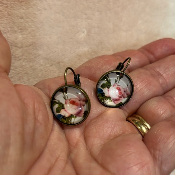 Romantic Pink Rose Floral Glass Cabachon Fashion Earrings NWT .75” - Picture 11 of 15